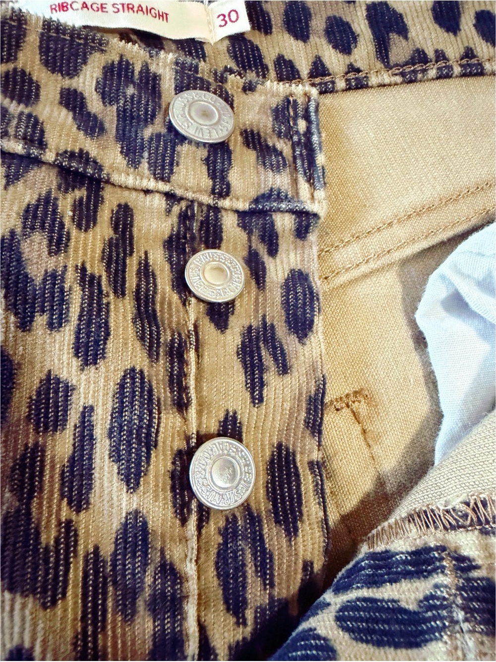 Levi’s ribcage jeans in cheetah print - Picture 5 of 6